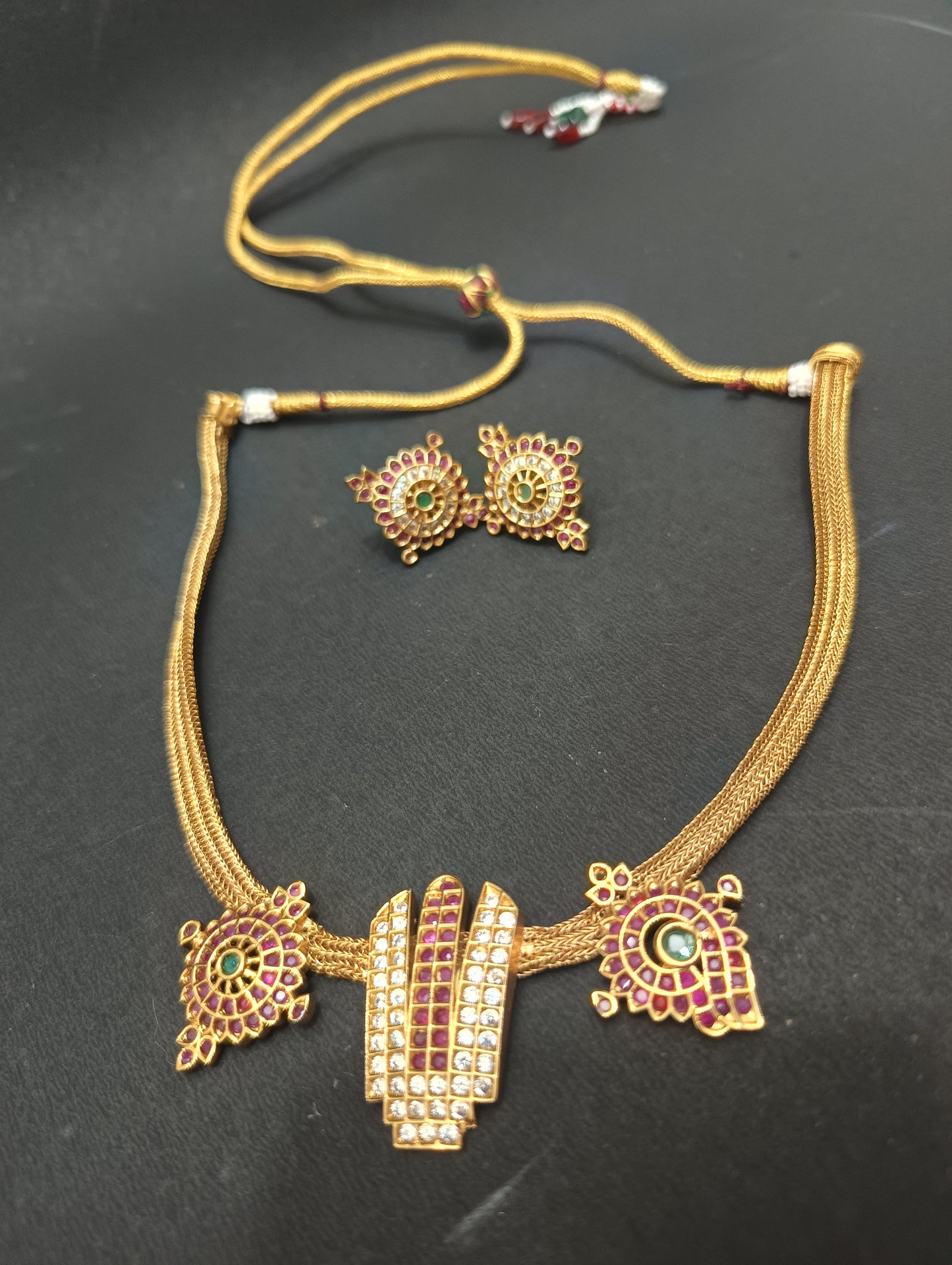 Shanka Chakra Choker Necklace set